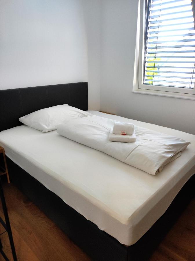 Luxurioeses Penthouse Mit Blick Auf Uno-city Und Dem Kaiserwasser. 3schlafzimmer, 2 Baeder, Privat Lift Ins Apartamento