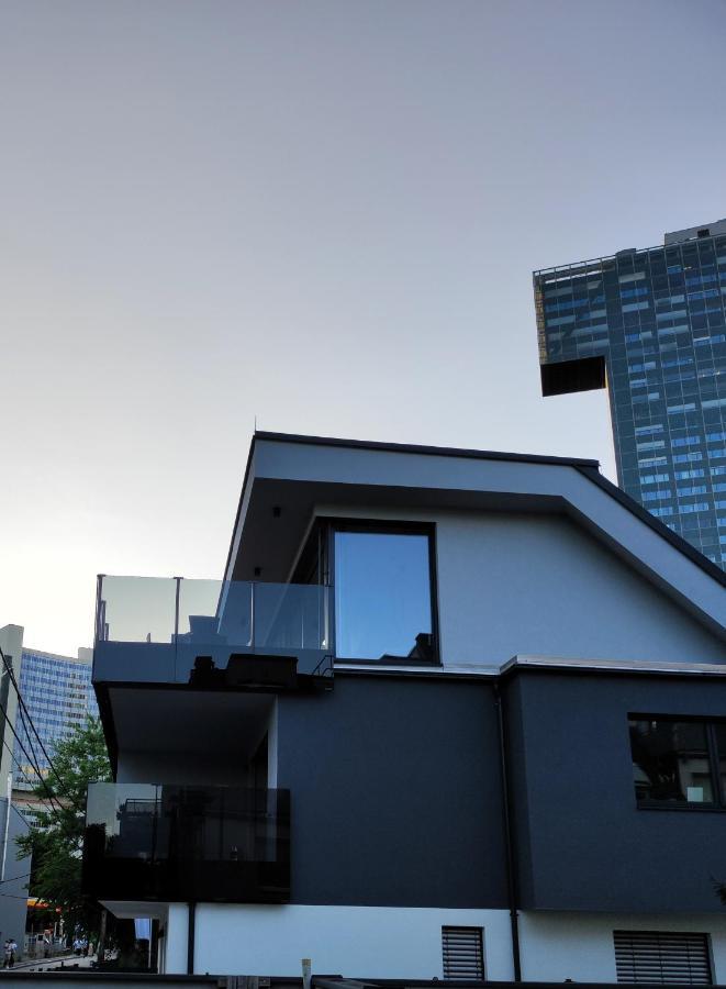 Luxurioeses Penthouse Mit Blick Auf Uno-city Und Dem Kaiserwasser. 3schlafzimmer, 2 Baeder, Privat Lift Ins Apartamento