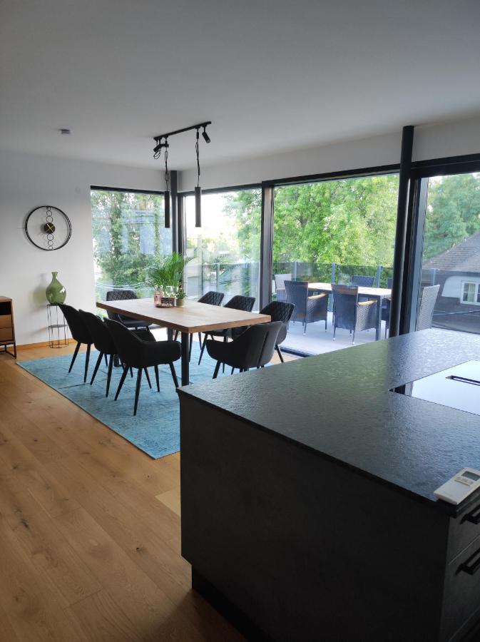 Apartamento Luxurioeses Penthouse Mit Blick Auf Uno-city Und Dem Kaiserwasser. 3schlafzimmer, 2 Baeder, Privat Lift Ins