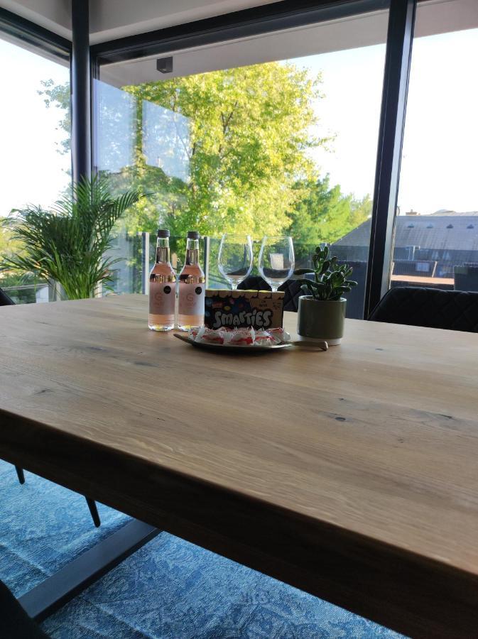 Luxurioeses Penthouse Mit Blick Auf Uno-city Und Dem Kaiserwasser. 3schlafzimmer, 2 Baeder, Privat Lift Ins Apartamento