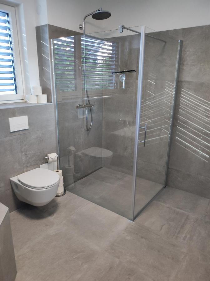 Luxurioeses Penthouse Mit Blick Auf Uno-city Und Dem Kaiserwasser. 3schlafzimmer, 2 Baeder, Privat Lift Ins Apartamento