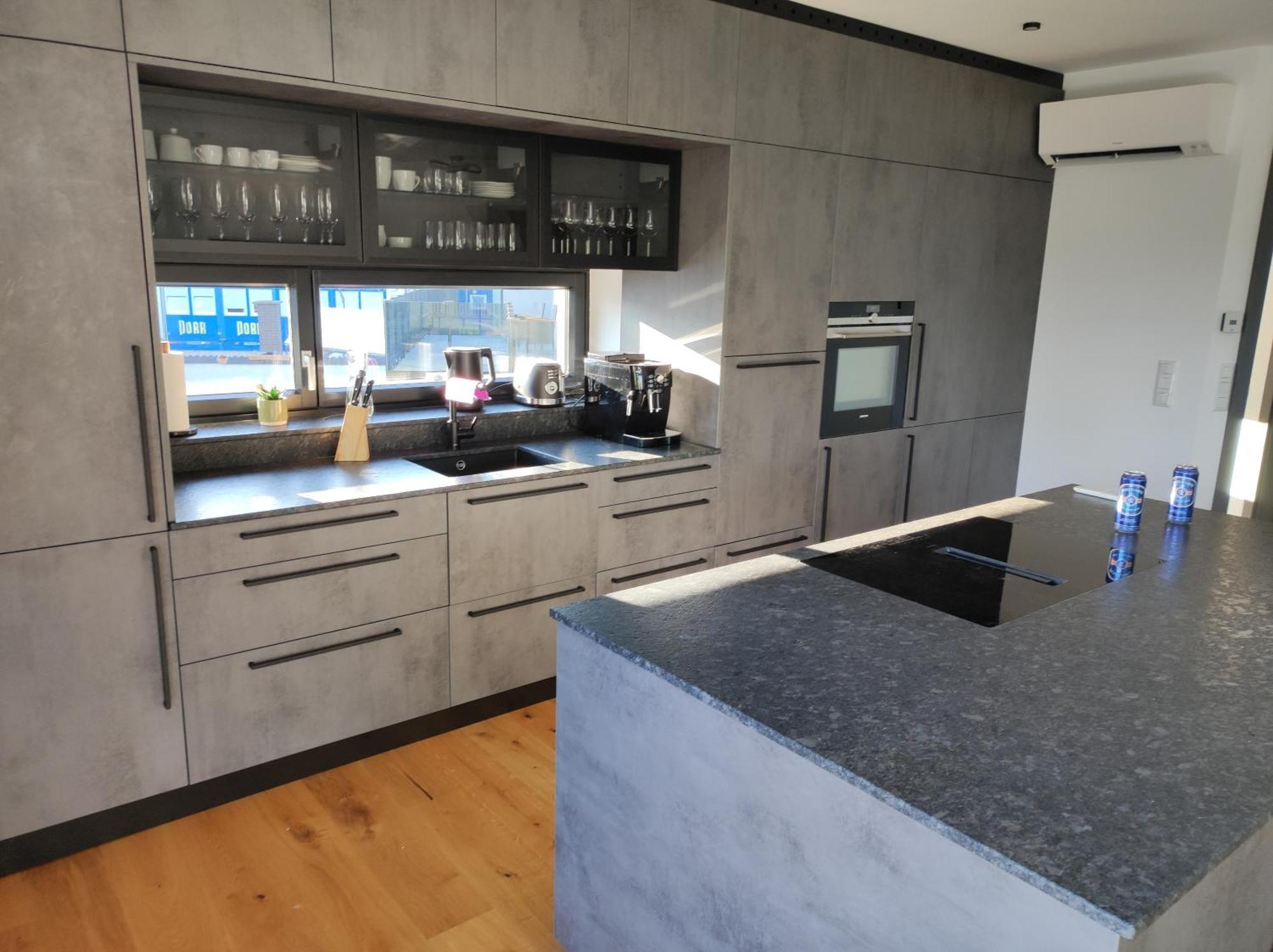 Apartamento Luxurioeses Penthouse Mit Blick Auf Uno-city Und Dem Kaiserwasser. 3schlafzimmer, 2 Baeder, Privat Lift Ins